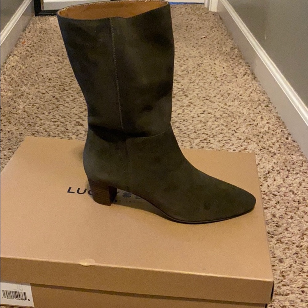 New still in box Dark Moss Suede Lucky Brown Boots